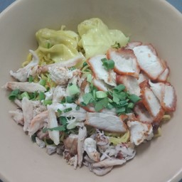 บะหมี่เกี๊ยวปูหมูแดง