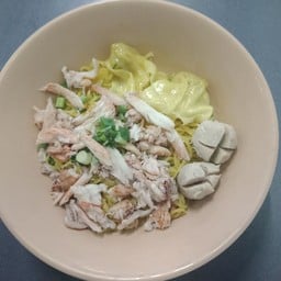 บะหมี่เกี๊ยวปู ลูกชิ้น