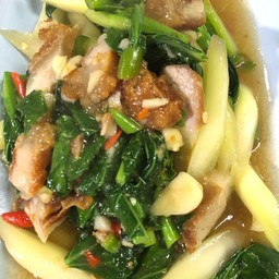 คะน้าหมูกรอบ