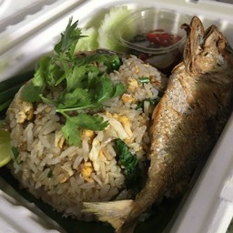 ข้าวผัดปลาทูกินเหลา