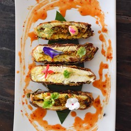 ปลายัดไส้พริกใบยี่หร่า