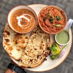 F01-Set family for 2pp Naan x 2 โรตีนาน Mix vege Masala - แกงกะหรี่ชีสผักรวมเขี้ยวมันเนย Daal Makhni - แกงถั่วดำสามชนิด