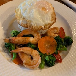 บล็อคโคลี่ผัดกุ้งราดข้าว