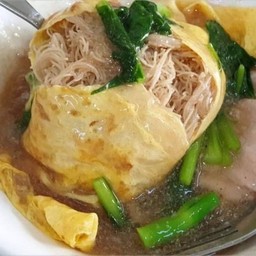 เส้นหมี่ราดหน้าพิเศษห่อไข่