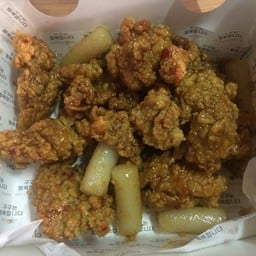 ไก่ทอด Signature เผ็ดระดับกลาง เสิร์ฟพร้อมต๊อกป๊อกกี้