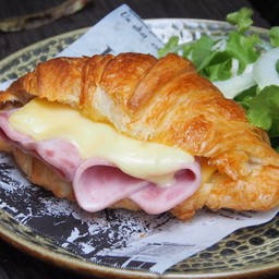 ครัวซองแฮมชีส