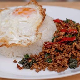 กระเพราเนื้อ ไข่ดาว