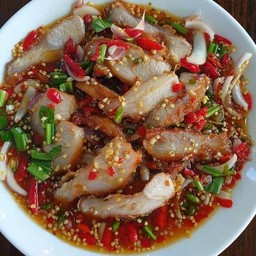 ยำหมูสามชั้นทอด
