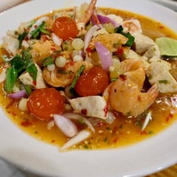 ยำเชฟ (แซลมอน ไข่แดงเค็ม หมูยอ ริวกิว กุ้ง)