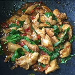 กระเพราไก่ (กับข้าว)