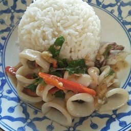 ข้าวราดกระเพราทะเล