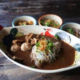 ก๋วยเตี๋ยวเรือตะกร้อทอง เจ้เเวว