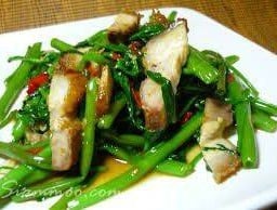 ผัดผักบุ้งหมูกรอบ (กับ ข้าว)