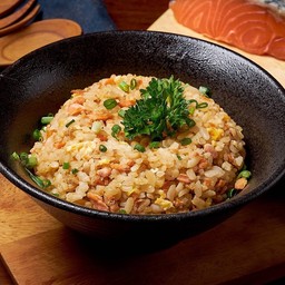 ข้าวผัดกระเทียมแซลมอน