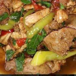 ข้าวราดกะเพราเครื่องในไก่