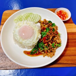 ข้าวกระเพาไก่ไข่ดาว
