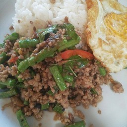 ข้าวราดผัดพริกแกงหมู
