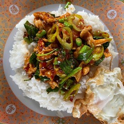 ข้าวผัดพริกแกงเนื้อไข่ดาว