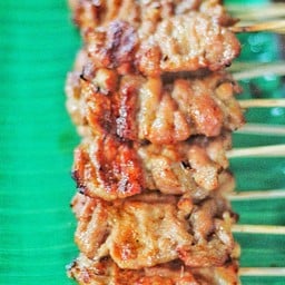 หมูปิ้ง 10 ไม้ (ฟรีน้ำจิ้มสูตรเด็ด)