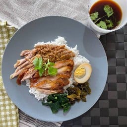 ร้านข้าวขาหมูเฮียเปี๊ยกตำหรุเจ้าเก่า(ตลาดบางปูแลนด์)
