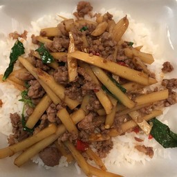 กระเพราหมูสับใส่หน่อไม้เส้น