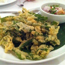 ข้าวยำผักบุ้งทอดกรอบ