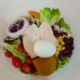 สลัดอกไก่ต้มไข่ต้ม