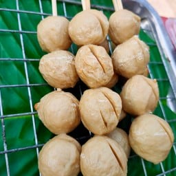 ลูกชิ้นทอดแก้มหอม หน้าซีเจ