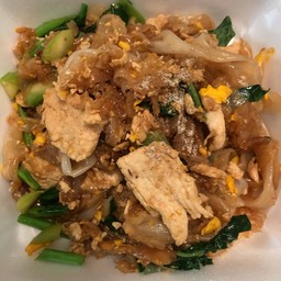 ผัดซีอิ๊วเส้นใหญ่ไก่