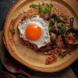 ข้าวผัดมันเนื้อคลุกกะเพรา เนื้อ วากิวลูกเต๋าย่างเนย เบค่อนค่อนอบน้ำผึ้งไข่ดาวเป็ดกรอบ