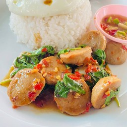 กะเพราลูกชิ้นเนื้อ