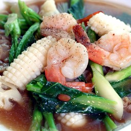 เส้นใหญ่ราดหน้าทะเล