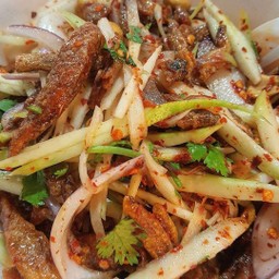 ยำมะม่วงปลากรอบ