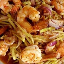 ยำมะม่วงกุ้งลวกสุก