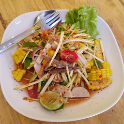 ยำมะม่วงข้าวโพดปลากรอบ