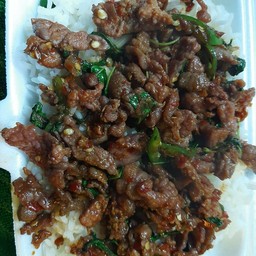 กระเพราเนื้อราดข้าว
