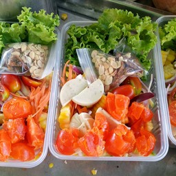 ยำมะม่วงข้าวโพดไก่ยอ+ไข่แดงเค็ม