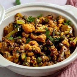 Gobhi Matter cauli flower green peas in herb กะหล่ำปลีผัดถั่วลันเตาเครื่องเทศสูตรเฉพาะ