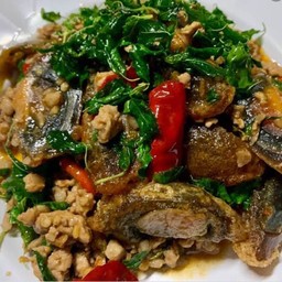 ผัดกระเพราไข่เยี่ยวม้า (กับข้าว)