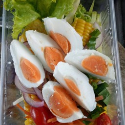 ยำมะม่วงข้าวโพดไข่เค็ม