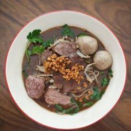 ก๋วยเตี๋ยวลูกชิ้นแชมป์ หน้าตลาดโต้รุ่ง