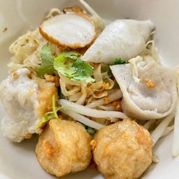 ก๋วยเตี๋ยวแห้งลูกชิ้นแคะ+หมูสับ