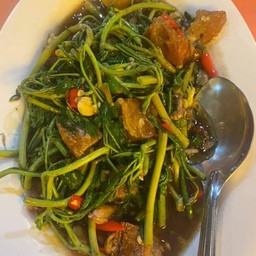 ผัดกะเฉดหมูกรอบ