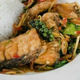 ผัดเปรี้ยวหวานเนื้อปลากะพง