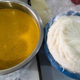 ขนมจีนน้ำยาปูพร้อมผักสด