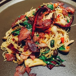 สปาเกตตี้ผัดพริกแห้งเบคอน