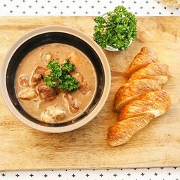 Pork Bourguignon (สตูหมูตุ๋นไวน์แดง)