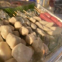 ลูกชิ้นนึ่งยำฟรี น้ำจิ้มรสเด็ด