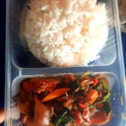 ข้าวผัดกรเะพราขาหมู