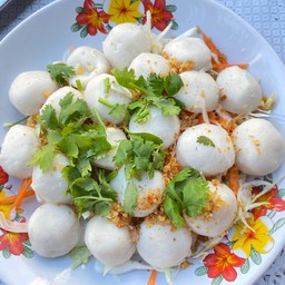 ลูกชิ้นปิ้ง น้ำจิ้มรสเด็ด